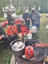 Nokipannut ja makkarat nuotiolla