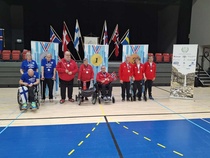 Luokan 3 joukkuekilpailun palkintojen jako.  Kultaa Norjan joukkueelle, hopeaa Suomen joukkueelle (Lumme, Uuttera, Oikarinen)