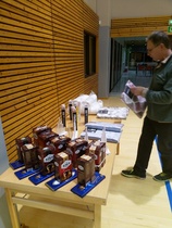 Keijo järjestelee kilpailujen palkintopöytää.