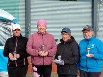 SM-Open Rauma 6.8.2025 naiset henkilökohtainen, palkintojen jako.  Hilkka Flyktman neljäs.  Pirkko Hyytiäinen sijoittui 6:ksi.