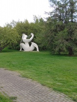 Patsaspuiston patsas matkalla hotellista pelihallille (Ich komme)