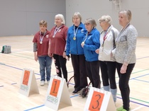 sisäpallojen SM parikilpailun 2026 naisten sarjan palkintojen jako
vas. II Seinäjoki (Ritva Pohjola ja Sirpa Arokallio) I Mänttä (Onerva Uuttera, Hilkka Flyktman) III Jokilaakson Liikkujat (Inkeri Päivinen ja Seija Kuula)